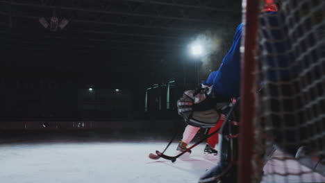 2-Eishockeyspieler-Kämpfen-Um-Puck,-Beine,-Schlittschuhe,-Nahaufnahme